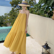 度假风黄色大理海边度假露背吊带连衣裙，雪纺时尚设计感宽松长裙
