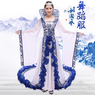 青花瓷贵妃古代汉服表演服成人，拖尾古装女王，唐装中国风走秀拍视频