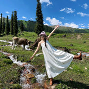 云南新疆旅游拍照穿搭度假长裙女超仙亮片气质白色宽松吊带连衣裙