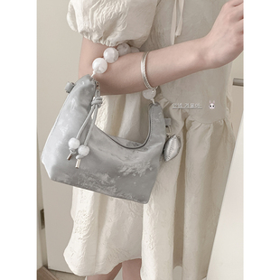 新中式串珠手提包包，女式2024潮时尚丝绒云朵，包百搭链条斜挎包