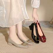 低跟单鞋女气质舒适2024年春秋漆皮方头，奶奶鞋红色粗跟高跟鞋