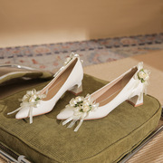 fairy时尚出门高跟鞋女粗跟2024年尖头中跟单鞋，白色花朵婚鞋