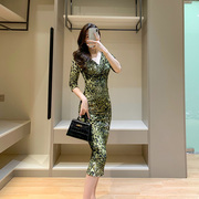绿色豹纹连衣裙女2023秋季时尚，洋气v领丝绒修身收腰包臀裙子