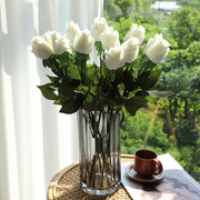 高档仿真花玫瑰花苞客厅轻奢假花手感保湿餐桌花绢花白玫瑰花束