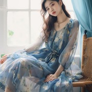夏季长袖v领蓝色碎花，连衣裙海边度假高级感精致仙女雪纺收腰长裙