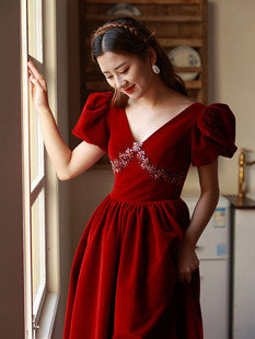 轻奢高定丝绒红色礼服2021秋冬新娘敬酒服显瘦年会主持长裙泡泡袖