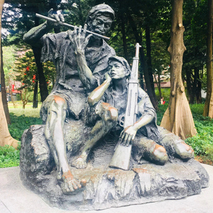 玻璃钢红军人物雕塑定制铸铜艰苦岁月场景塑像，大型公园景观摆件品