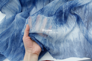 设计感湖蓝色水墨风格竖纹不规则扎染双绉雪纺半透明布料汉服纱裙
