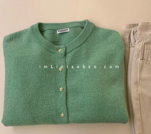 imlin:韩代秋季新好看(新好看)的水绿色，圆领金扣长袖针织羊毛开衫