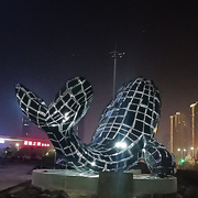 大型不锈钢鲸鱼雕塑定制几何，切面发光海豚摆件，创意抽象水景摆件