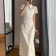 新中式米白色连衣裙女2024夏季超好看显瘦缎面改良旗袍中长裙