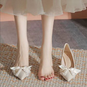 白色高跟婚纱婚鞋粗跟高级感绸缎配仙女，裙子鞋蝴蝶结伴娘法式单鞋