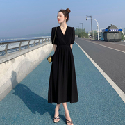 赫本风黑色v领短袖，连衣裙女夏季2024设计感收腰显瘦中长款裙
