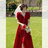 红色泡泡袖v领连衣裙，女夏季法式别致独特惊艳绝美收腰长裙子