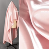 樱花粉色液态水晶缎面料，厚度高亮反光挺括水光缎连衣裙礼服布料