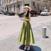 绿色宽吊带连衣裙女2024夏法式设计感后背露腰女神范大摆长裙