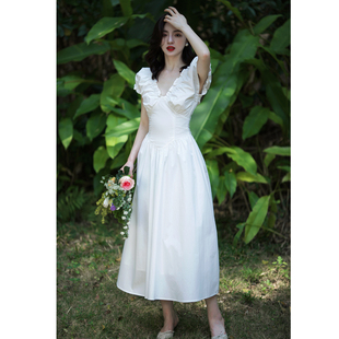 2023夏季茶歇法式V领收腰连衣裙白色设计感别致大摆气质裙子