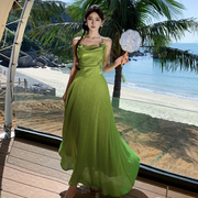嫩芽绿色显白缎面挂脖吊带连衣裙女法式露背长裙度假沙滩裙子礼服