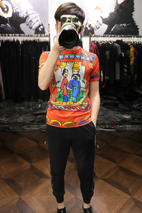 米兰站双丝光锁袖圆领红色丝绸之路系数码艺术潮时尚宫廷短袖T恤