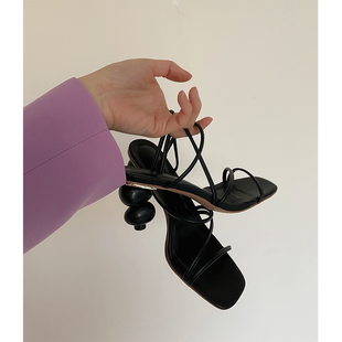 azhu凉鞋女夏高跟2022年设计感小众ins潮，时髦露趾异型跟拖鞋