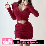 iuae纯欲红色毛织短裙套装女翻领，毛绒短开衫+反边包臀辣妹半身裙