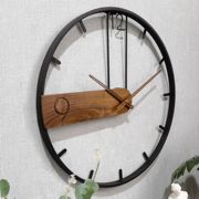北欧铁艺挂钟家用客厅挂表简约木质时钟实木钟表，静音日式墙饰挂表