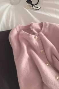 粉色针织开衫女春秋季温柔风，浣熊绒高级感短款毛衣外套小个子上衣