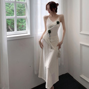 法式复古山茶花v领连衣裙，2024夏修身(夏修身)显瘦气质吊带裙白色长裙