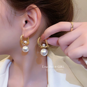 一款两戴珍珠字母耳扣网红2024设计感耳环简约高级感耳钉耳饰