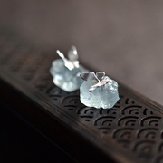 s925银古风古典耳钉蝴蝶图案，造型镶嵌海蓝宝，原石不规则耳饰配礼盒