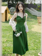 春夏女装复古法式绿色，吊带连衣裙配针织开衫，三亚度假海边沙滩长裙