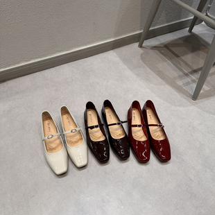 女鞋2024年韩版时尚水钻，一字搭扣漆皮方头，浅口低跟单鞋红色