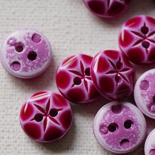 10mm一颗价格英国Textile Gardenr雪绒花纹理玫粉色光亮涤纶纽扣