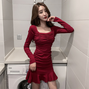 褶皱红色裙子秋冬方领显胸，性感女人味连衣裙夜店设计感鱼尾包臀裙