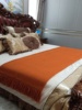 样板房间黑色橘色搭毯蓝色搭巾沙发床尾毯黄色，床白色盖毯装饰