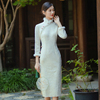 白色复古高级感长袖旗袍，2024年秋冬季年轻款改良版气质连衣裙