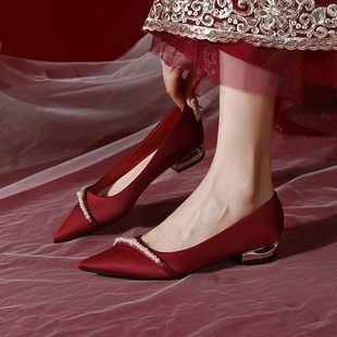 红色婚鞋女低跟中式秀禾订婚新娘鞋2024年尖头平底单鞋不累脚