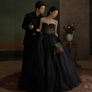 影楼拍照主服装情侣写真，油画风高级感小众，法式黑色抹胸婚纱长礼服