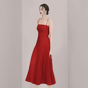 2023 红色连衣裙小众设计感性感细吊带腰带修身百褶长裙女