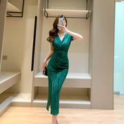绿色连衣裙夏季高端气质，别致提花v领遮肚，修身显瘦开叉包臀裙