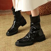 复古黑色褶皱短靴子女小众设计欧美厚底粗跟切尔西女靴平底马丁靴
