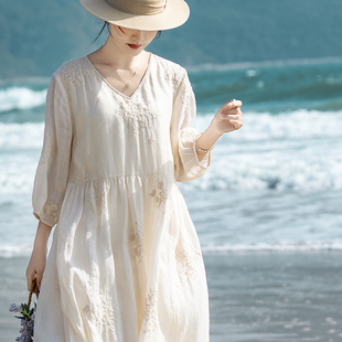 法国进口麻料苎麻高级感重工刺绣v领连衣裙，2024夏季旅游长裙