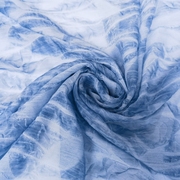 天蓝色底树叶图案雪纺绉，布料夏季薄款连衣裙衬衫时装面料