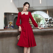 秋装2024年女红色连衣裙方领气质收腰显瘦中长款回门裙子礼服