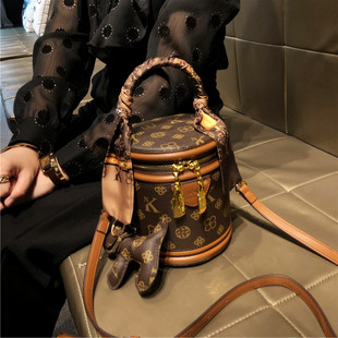香港品牌包包女士2024时尚手，提单肩包真皮斜跨圆筒水桶包小包(包小包)