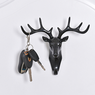以鹿头设计挂钩，具有装饰性和实用性。