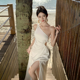 海边度假裙设计感纯欲辣妹超仙白色，斜肩吊带开叉气质修身显瘦长裙