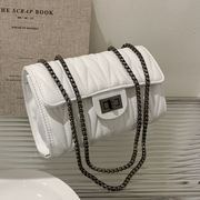 高级感白色小包包2023时尚，褶皱链条包小众(包小众)设计质感斜挎包女包