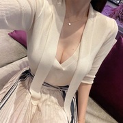 韩国东大门女人味飘带设计性感，深v领显胸，紧身针织衫女短袖t恤