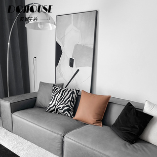 现代简约轻奢设计师款灰黑色沙发，客厅搭配斑马纹棕色系抱枕靠垫